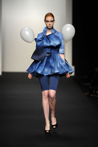 組圖:09秋冬單色不再受寵 扎染面料正走紅(2)_新浪女性_新浪網(wǎng)